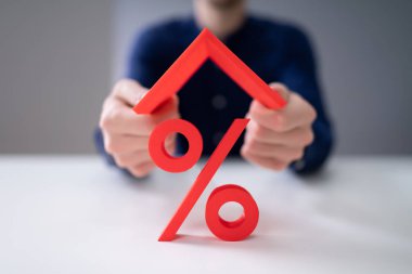 Mortgage Faiz Oranı Yüzdesi İşareti Üzerinde Ev Çatı