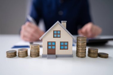 Model Ev ve Bozukluklara göre Vergi Hesaplayan İşadamı
