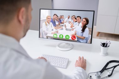 Genç Erkek Doktor Klinikte Laptop 'ta Video Sohbeti