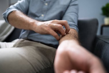 Yakın çekim bir Afrikalı adamın elini tırmalamak