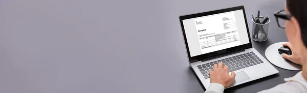 Närbild Affärskvinna Använda Digital Laptop Förbereda Faktura Mot Grå Bakgrund — Stockfoto