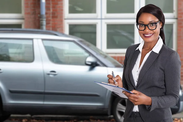 African Woman Holding Papers Clipboard Pen Standing Parked Car Apartment — Stock Photo, Image