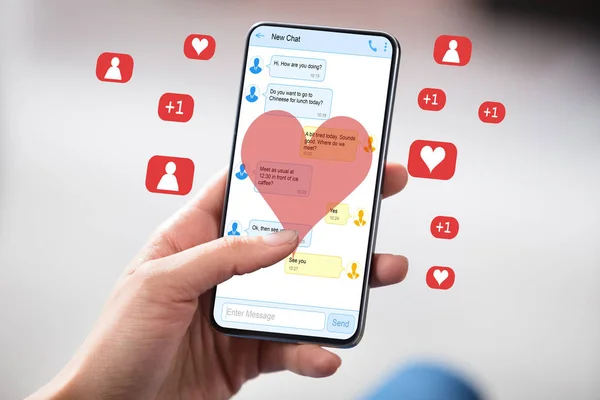 Kvinna Läsa Chattar Mobiltelefon Omgiven Ikoner Och Hjärtformer — Stockfoto