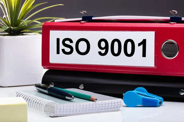 Iso 9001 Dizin Diğer Ofis Malzemeleri Ile Bir Ofis Masasının — Stok fotoğraf