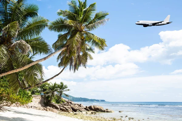 Avião Está Voando Céu Nublado Sobre Ilha Mar Verão Seychelles — Fotografia de Stock