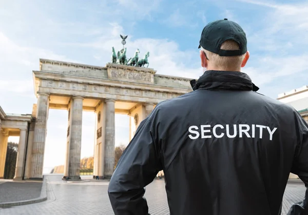 Officier Supérieur Sécurité Debout Devant Porte Brandebourg Berlin — Photo