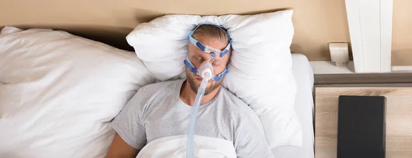 Άνθρωπος Που Βρίσκεται Στο Κρεβάτι Υπνική Άπνοια Και Μηχανή Cpap — Φωτογραφία Αρχείου