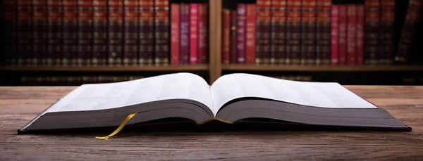 带背景法律书籍的木制书桌开放法律书籍 — 图库照片