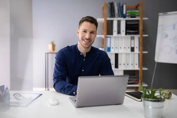 Porträt Eines Geschäftsmannes Der Amt Finanzen Berechnet — Stockfoto