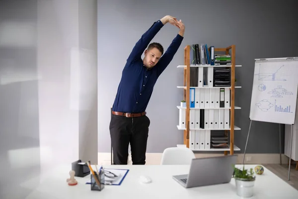 Young Businessman Stretching Tempat Kerja Office — Stok Foto