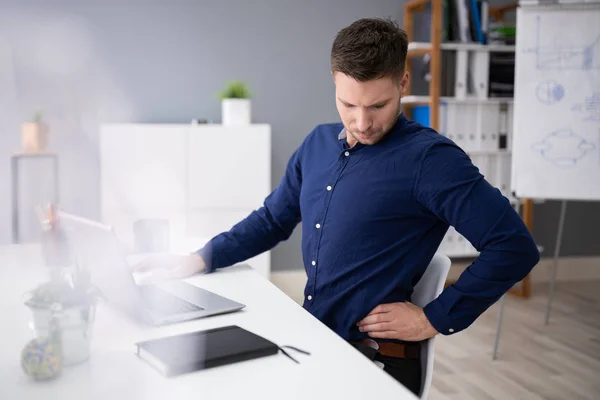 Empresário Sofrendo Dor Nas Costas Enquanto Trabalhava Laptop — Fotografia de Stock