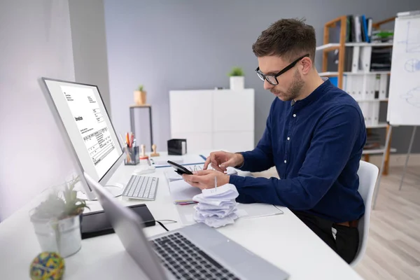 Seitenansicht Der Hand Des Geschäftsmannes Bei Der Berechnung Der Rechnung — Stockfoto