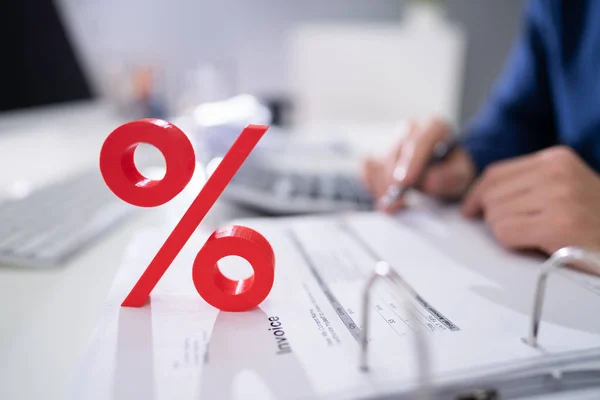 Close Van Het Rode Percentage Symbool Voorkant Van Businessperson Berekening — Stockfoto