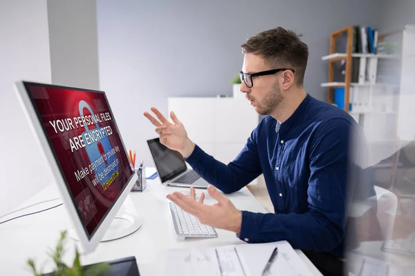 Empresario Preocupado Mirando Computadora Con Ransomware Palabra Pantalla Lugar Trabajo —  Fotos de Stock