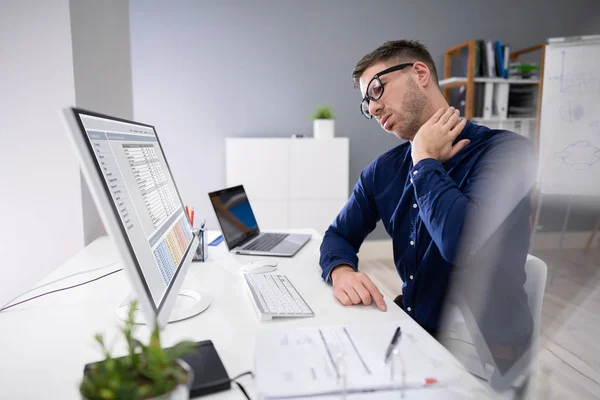 Retrato Jovem Empresário Sofrendo Dor Pescoço — Fotografia de Stock