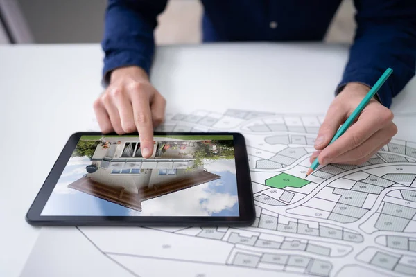 Lápiz Mano Sobre Mapa Catastro Nueva Tableta Con Imagen Casa —  Fotos de Stock
