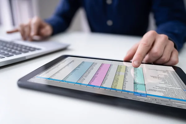 Pohled Podnikatelskej Ruky Analýza Údajů Digitálním Tabletu Přes Stůl — Stock fotografie