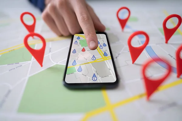 Personne Utilisant Carte Avec Des Marqueurs Localisation Rouges Sur Téléphone — Photo