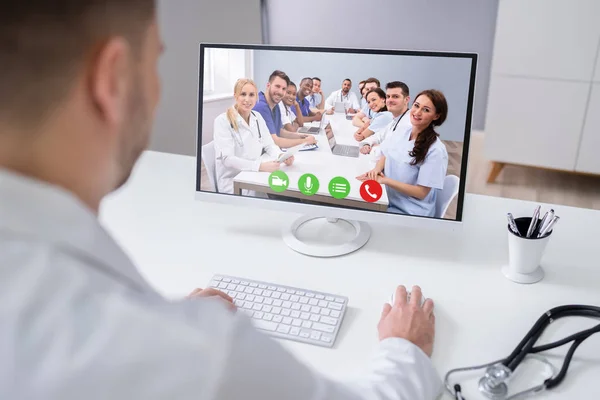 Jovem Médico Masculino Vídeo Conversando Laptop Clínica — Fotografia de Stock