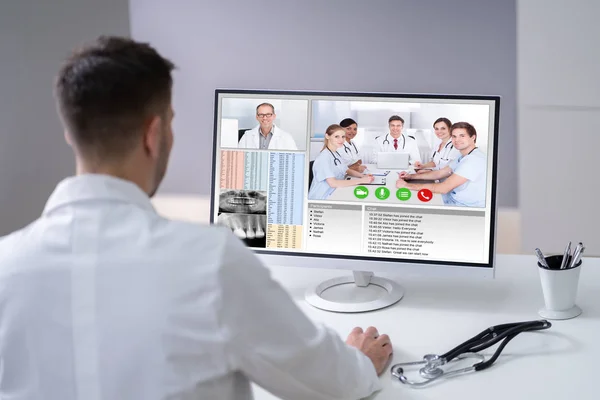 Genç Erkek Doktor Klinikte Laptop Video Sohbeti — Stok fotoğraf