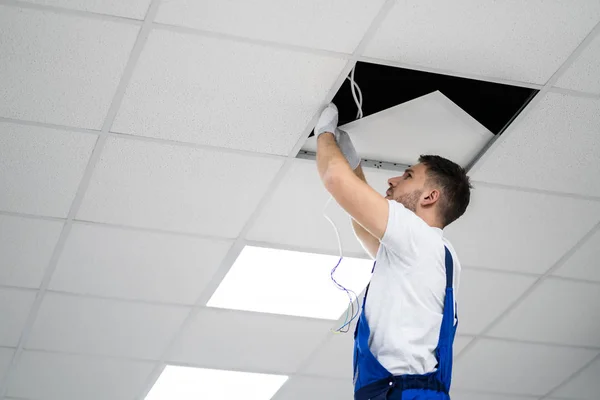 Teljes Hosszúságú Portré Villanyszerelő Stepladder Telepíti Világítás Mennyezet Irodában — Stock Fotó