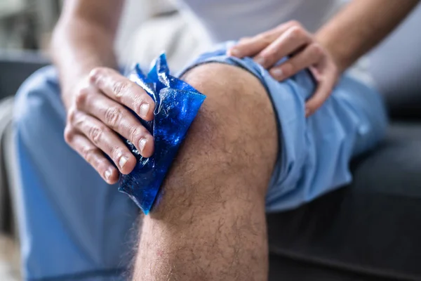 Close Person Sitting Applying Ice Gel Pack Injured Knee — Stock Photo, Image