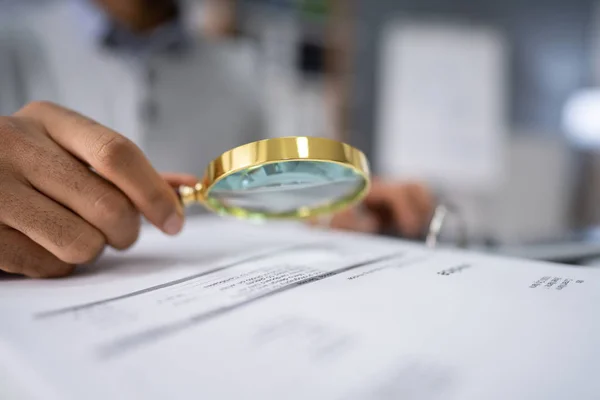 Uomo Affari Guardando Documento Attraverso Lente Ingrandimento — Foto Stock