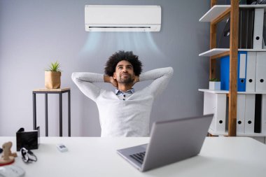 Ofiste Klimalı Mutlu Genç İş Adamı