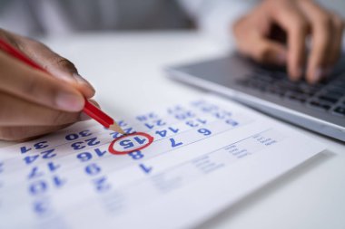 Ofiste Laptop Yakın Takvim Kullanarak İşadamı Planlama Gündemi ve Programı