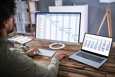 Gantt Çizelgesinde Ofisteki Bilgisayarda Genç İşadamı