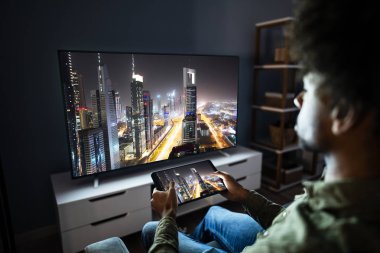 Adam televizyon kanalı aracılığıyla dijital tablet evde kablosuz bağlanma