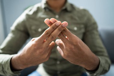 Evde iletişim kurmak için İşaret Dili Kullanan Adam