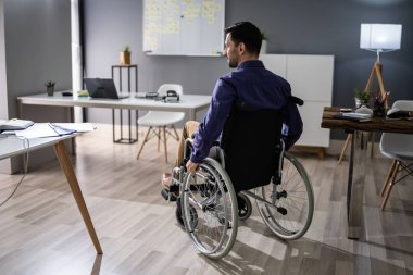 Office tekerlekli sandalye üzerinde oturan işadamı Close-Up