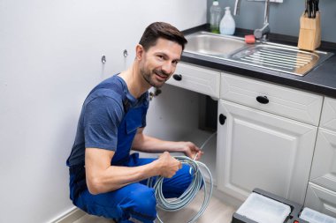 Erkek Tesisatçı Tıkanmış Lavabo Borusu Mutfakta