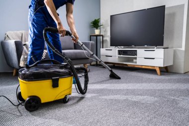 Temizlikçinin Halı Temizleme Fotoğrafı Elektrik süpürgesiyle