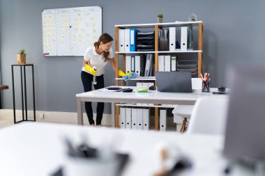 Genç İşçi Temizlik Masası Ofiste Paçavrayla