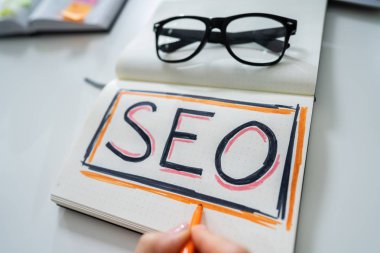 Not Defterine Arama Motorunu İyimselleştirme Konsepti Yazan Bir İşadamının Yüksek Açı Görünümü