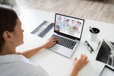 Genç Bayan Doktor Klinikte Laptop 'ta Video Sohbeti