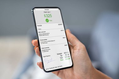 Ofiste Cep Telefonundan Fatura Öderken Dizüstü Bilgisayar Kullanan İş Adamının Yakın Çekim