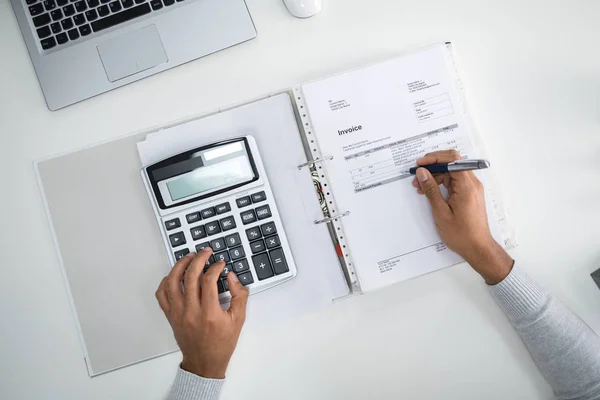 Hoge Hoek Uitzicht Accountant Schrijven Documenten Aan Balie Office — Stockfoto