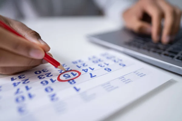 Agenda Planificación Empresarios Programa Usando Calendario Cerca Computadora Portátil Oficina — Foto de Stock