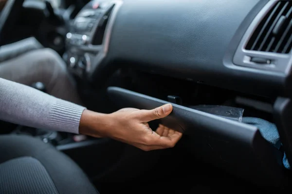 Driver Opening Leeg Glovebox Compartiment Binnen Auto — Stockfoto