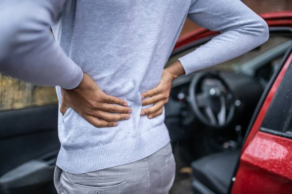 運転後の腰痛を持つ運転者 — ストック写真