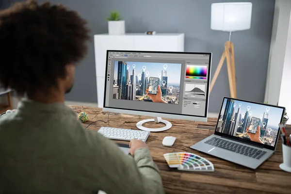 Nahaufnahme Der Hand Eines Designers Der Ein Foto Computer Büro — Stockfoto