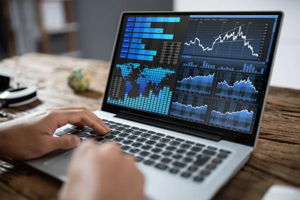 Närbild Affärsman Hand Analysera Diagram Laptop — Stockfoto