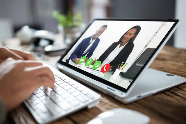 Geschäftsmann Videokonferenz Mit Seinem Kollegen Auf Hybrid Laptop Auf Schreibtisch — Stockfoto