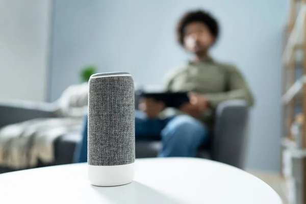 Hombre Joven Usando Altavoz Inalámbrico Casa —  Fotos de Stock