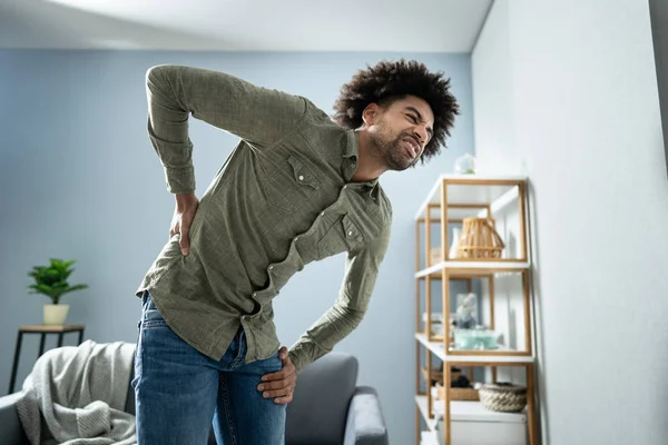 Hombre Teniendo Dolor Espalda Mientras Sienta Casa — Foto de Stock