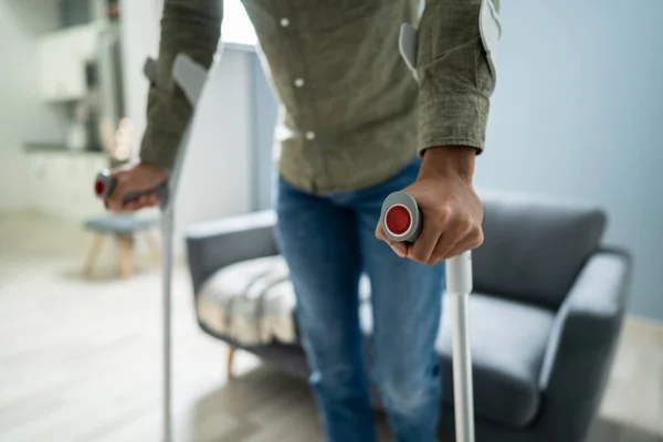 Uomo Disabile Che Utilizza Stampelle Camminare Sul Pavimento — Foto Stock