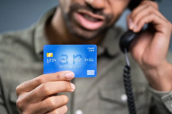 Κοντινό Πλάνο Ενός Πιστωτική Κάρτα Χρησιμοποιώντας Σταθερό Τηλέφωνο — Φωτογραφία Αρχείου